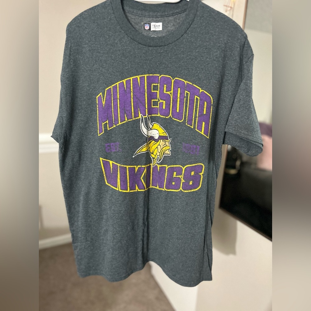 NFL Team Apparel, Men’s Large Minnesota Vikings T-Shirt